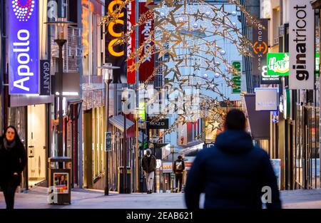 Essen, Ruhrgebiet, Nordrhein-Westfalen, Deutschland - Essener Innenstadt in Zeiten der Koronakrise mit der zweiten Schließung am Vorabend von Weihnachten sind die Geschäfte geschlossen, nur wenige Passanten an der festlich geschmückten Limbecker Straße, hinter dem Einkaufszentrum Limbecker Platz, In der Essener Fußgängerzone ist es nur eine Empfehlung, eine Maske zu tragen. Stockfoto