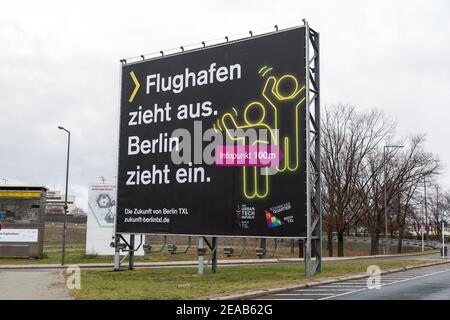 Plakat am Flughafen Tegel über die Schließung am 25th. Dezember 2020 Stockfoto