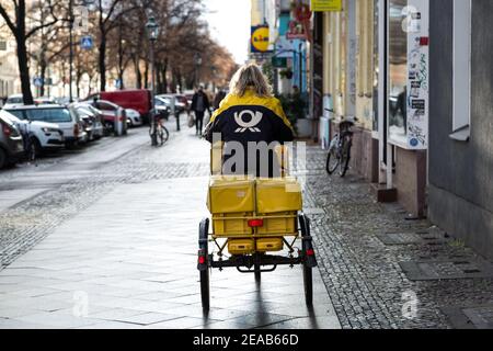 Postbote auf dem Fahrrad in Berlin Stockfoto