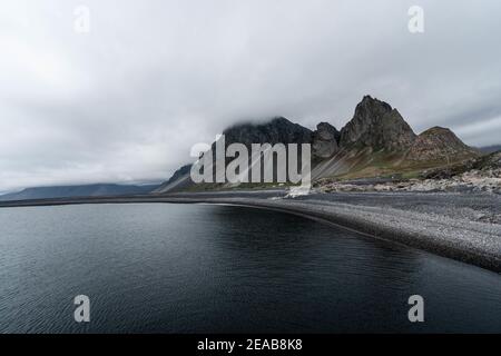 Island, Austurland, Klifatindur, Steine, Strand, Berg, Nebel Stockfoto