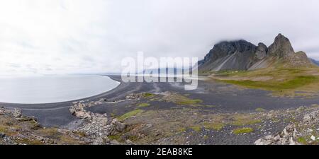 Island, Austurland, Klifatindur, Steine, Strand, Berg, Nebel Stockfoto