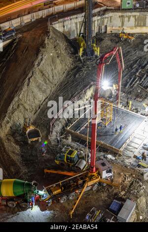 Wien / Wien, Baustellengrube, Betonpumpe, Arbeiter Betonkran Fundament im Jahr 22. Donaustadt, Österreich Stockfoto