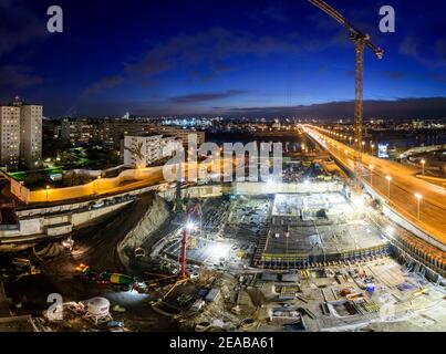 Wien / Wien, Baustellengrube, Kran, Projekt 'Donau Flats', Wiener Innenstadt, Donau (Donau), Brücke Reichsbrücke 22. Donaustadt, Österreich Stockfoto