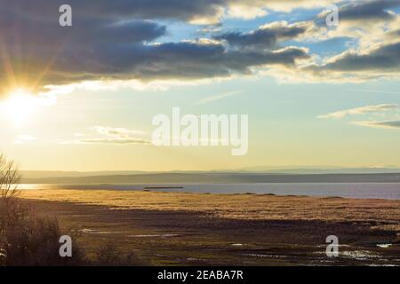 Illmitz, Blick westlich des Neusiedler Sees und der Alpen vom Aussichtsturm auf 'Hölle' im Nationalpark Neusiedler See - Seewinkel am Neusiedler See, Burgenland, Österreich Stockfoto