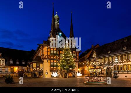 Deutschland, Sachsen-Anhalt, Wernigerode, historisches Rathaus, Weihnachtsbaum, neugotischer Wohltäterbrunnen. Stockfoto