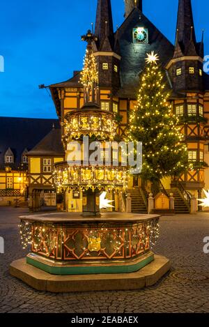 Deutschland, Sachsen-Anhalt, Wernigerode, historisches Rathaus, Weihnachtsbaum, neugotischer Wohltäterbrunnen. Stockfoto