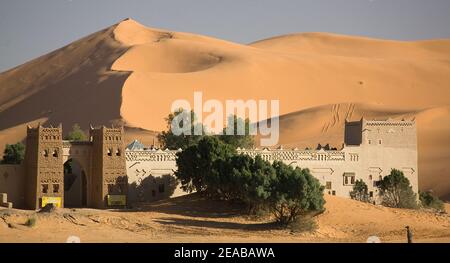 Hotel in den marokkanischen Dünen in der Nähe von Merzouga Stockfoto