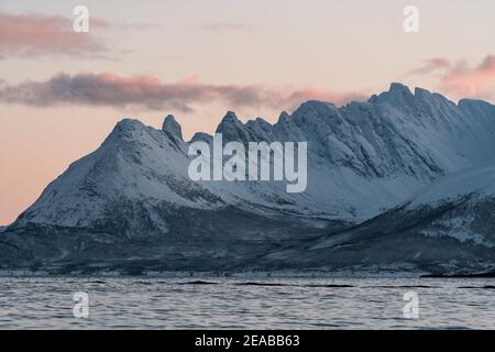 Norwegen, Nord-Norge, Skjervoy Winter, Meer, Himmel, Sonnenuntergang, Berge, Fjord, Küste Stockfoto