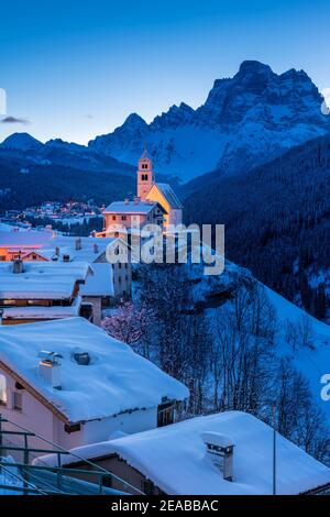 Colle Santa Lucia in der Abenddämmerung. Europa, Italien, Venetien, Provinz Belluno, Colle Santa Lucia Stockfoto