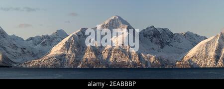 Norwegen, Nord-Norge, Winter, Berg, Gipfel, Sonnenuntergang, Himmel, Schnee, Fjord, Meer, Panorama, Fjord Stockfoto