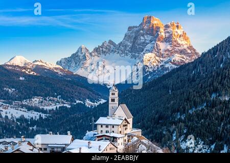 Colle Santa Lucia bei Sonnenuntergang in der Wintersaison. Europa, Italien, Venetien, Provinz Belluno, Colle Santa Lucia Stockfoto