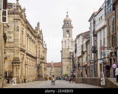 Einheimische und Touristen schlendern auf der zweistufigen San Francisco Street (Rua) - Santiago de Compostela, Galicien, Spanien Stockfoto