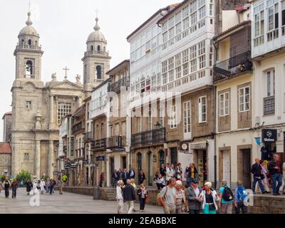 Einheimische und Touristen schlendern auf der zweistufigen San Francisco Street (Rua) - Santiago de Compostela, Galicien, Spanien Stockfoto