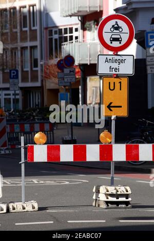 Baustellensperre mit Wohnhäusern und Straße, Bremen, Deutschland Stockfoto