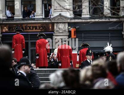 Der Sarg der Baronin Margaret Thatcher wird am getragen Schritte der St. Paul's Cathedral vor ihrer Beerdigung Stockfoto