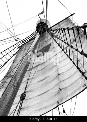 Takelage mit Fokmast und Segel auf dem historischen Handelsschiff Lisa von Lübeck Stockfoto