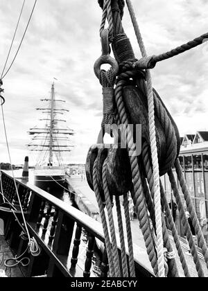 Hölzerne Schiffsblöcke, die mit Seilen auf dem historischen Kaufmann befestigt sind Schiff Lisa von Lübeck Stockfoto