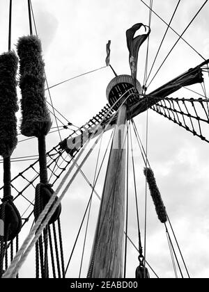 Fokmast mit Takelage auf dem historischen Handelsschiff Lisa von Lübeck Stockfoto