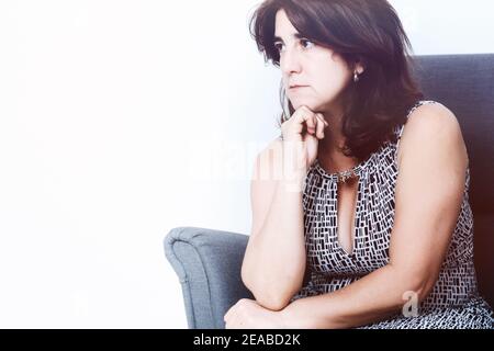 Porträt einer traurigen hispanischen Frau - mit Platz für Text Stockfoto