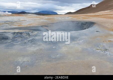 Namafjall, Fumarole, Solfataras, heiße Schlammtöpfe oder Schlammblasen in Nordisland, Hverir, Hverarond, Myvatn Region, Hveraroend Stockfoto