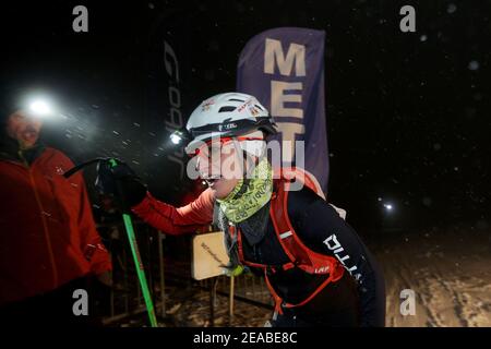 Szczyrk, Skrzyczne, Polen - 6. Februar 2021: Polnischer Pokal im Hochgebirgslauf Kuby Soinskiego - Nacht-Vertikalrennen. Erschöpfte Konkurrenten am Stockfoto