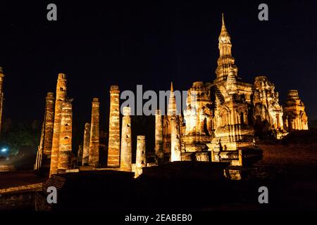 Silhouette Buddha Statue in WatMahathat Tempel in Sukhothai Historical Park, Sukhothai Provinz, Thailand. Stockfoto