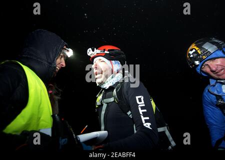 Szczyrk, Skrzyczne, Polen - 6. Februar 2021: Polnischer Pokal im Hochgebirgslauf Kuby Soinskiego - Nacht-Vertikalrennen. Erschöpfte Konkurrenten am Stockfoto
