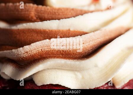 Rote Samtcupcakes zum Valentinstag mit Schokolade und Vanille Buttercreme-Vereisung Stockfoto