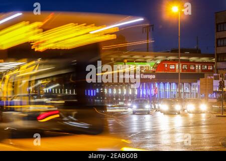 Essen, Ruhrgebiet, Nordrhein-Westfalen, Deutschland - Straßenverkehr am Essener Hauptbahnhof mit Autos, Bussen und Bahnen am Europaplatz, Essen - mitten in Europa. Stockfoto