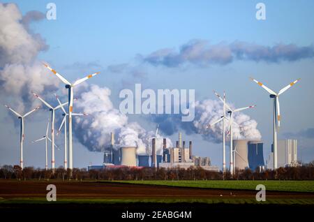 Grevenbroich, Nordrhein-Westfalen, Deutschland - Windräder im Windpark vor dem RWE Neurath Kraftwerk am Tagebau Garzweiler Stockfoto