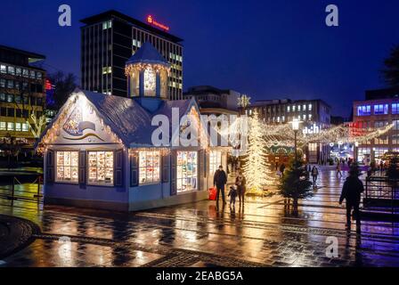 Essen, Ruhrgebiet, Nordrhein-Westfalen, Deutschland - Essener Innenstadt in Zeiten der Koronakrise zur Weihnachtszeit am Vorabend der zweiten Sperre sind die Geschäfte und die wenigen Weihnachtsmarktstände noch offen, Passanten bummeln über den leeren Kennedyplatz. Stockfoto