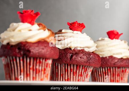 Rote Samtcupcakes zum Valentinstag mit Schokolade und Vanille Buttercreme-Vereisung Stockfoto