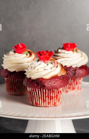 Rote Samtcupcakes zum Valentinstag mit Schokolade und Vanille Buttercreme-Vereisung Stockfoto