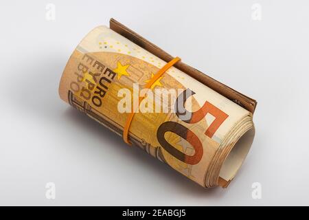 50 Euro-Banknoten zusammengerollt, mit Gummiband zusammengehalten, Stockfoto