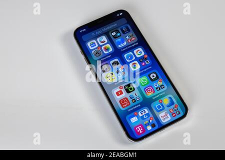 Apple iPhone 12 Pro Max, Display, Apps Medienbibliothek, Programme, Stockfoto