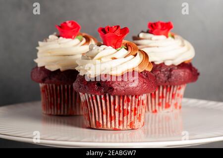 Rote Samtcupcakes zum Valentinstag mit Schokolade und Vanille Buttercreme-Vereisung Stockfoto