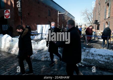 Brooklyn, New York, USA. Februar 2021, 8th. Der Bürgermeister von New York, Bill De Blasio, hält eine Pressekonferenz ab, um das Open Culture Program Bringing the Arts in die Stadt zu bringen, um sicherzustellen, dass unsere Kunst- und Kulturinstitutionen die staatliche Unterstützung erhalten, die sie verdienen, wenn sie wieder aufleben.veranstaltet in der DUMBO Sektion in Brooklyn Am 8. Februar 2021. Kredit: Mpi43/Media Punch/Alamy Live Nachrichten Stockfoto
