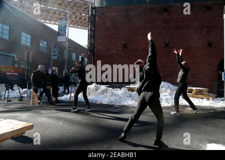 Brooklyn, New York, USA. Februar 2021, 8th. Der Bürgermeister von New York, Bill De Blasio, hält eine Pressekonferenz ab, um das Open Culture Program Bringing the Arts in die Stadt zu bringen, um sicherzustellen, dass unsere Kunst- und Kulturinstitutionen die staatliche Unterstützung erhalten, die sie verdienen, wenn sie wieder aufleben.veranstaltet in der DUMBO Sektion in Brooklyn Am 8. Februar 2021. Kredit: Mpi43/Media Punch/Alamy Live Nachrichten Stockfoto