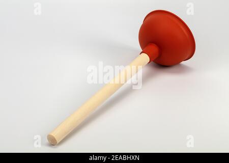 Stößel, Holzgriff mit elastischem Gummisauger, Ablaufreiniger, weißer Hintergrund, Stockfoto