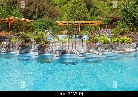 Thermalbäder mit Hydrohals- und Wirbelsäulenmassage in der Nähe von Quito, Ecuador. Stockfoto