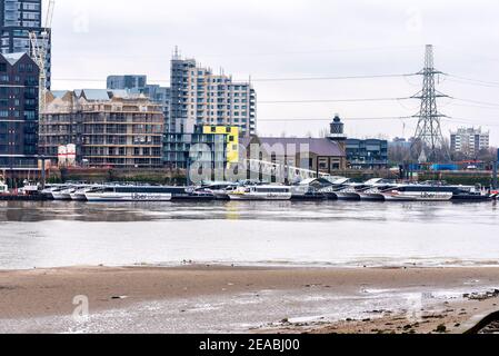 London, Großbritannien. Februar 2021, 06th. Die Boote von Uber Thames Clipper vertäuten an ihrem Stützpunkt, während der Dienst während der UK-Sperre wegen der Coronavirus-Pandemie geschlossen bleibt. Kredit: SOPA Images Limited/Alamy Live Nachrichten Stockfoto