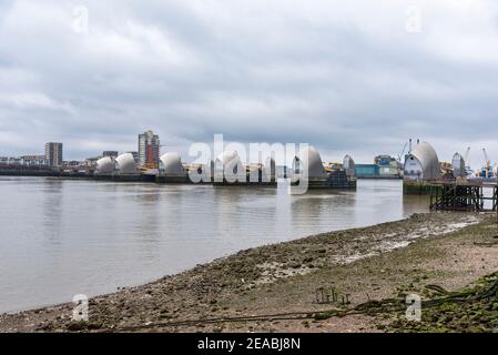 London, Großbritannien. Februar 2021, 06th. Allgemeine Ansicht der Thames Barrier vom Südufer der Themse aus.EIN einziehbares Barrieresystem, das verhindern soll, dass die Aue des Großraums London von außergewöhnlich hohen Gezeiten und Sturmfluten überflutet wird, die von der Nordsee aufsteigen. Kredit: SOPA Images Limited/Alamy Live Nachrichten Stockfoto