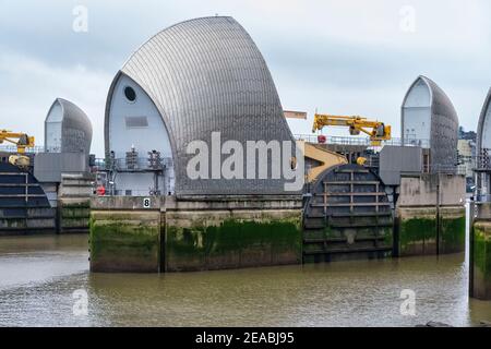 London, Großbritannien. Februar 2021, 06th. Allgemeine Ansicht der Thames Barrier vom Südufer der Themse aus.EIN einziehbares Barrieresystem, das verhindern soll, dass die Aue des Großraums London von außergewöhnlich hohen Gezeiten und Sturmfluten überflutet wird, die von der Nordsee aufsteigen. Kredit: SOPA Images Limited/Alamy Live Nachrichten Stockfoto