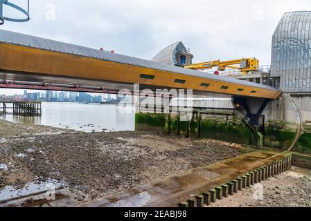 London, Großbritannien. Februar 2021, 06th. Die Thames Barrier mit ihrer gelben Barriere in der offenen Position vom Südufer der Themse gesehen.EIN einziehbares Barrieresystem, das entworfen wurde, um zu verhindern, dass die Aue des Großraums London von außergewöhnlich hohen Gezeiten und Sturmfluten aus dem Norden überflutet wird Meer. Kredit: SOPA Images Limited/Alamy Live Nachrichten Stockfoto