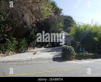 Beverly Hills, California, USA 8th. Februar 2021 EIN allgemeiner Blick auf die Atmosphäre der ehemaligen Heimat des Schauspielers Armand Assante am 2564 Hutton Drive am 8. Februar 2021 in Beverly Hills, Kalifornien, USA. Foto von Barry King/Alamy Stockfoto Stockfoto