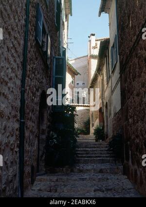 CALLEJUELA ESTRECHA TIPICA ARABE. Lage: AUSSEN. Fornalutx. MALLORCA. SPANIEN. Stockfoto