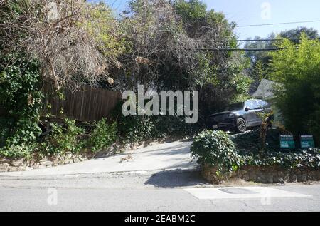 Beverly Hills, California, USA 8th. Februar 2021 EIN allgemeiner Blick auf die Atmosphäre der ehemaligen Heimat des Schauspielers Armand Assante am 2564 Hutton Drive am 8. Februar 2021 in Beverly Hills, Kalifornien, USA. Foto von Barry King/Alamy Stockfoto Stockfoto