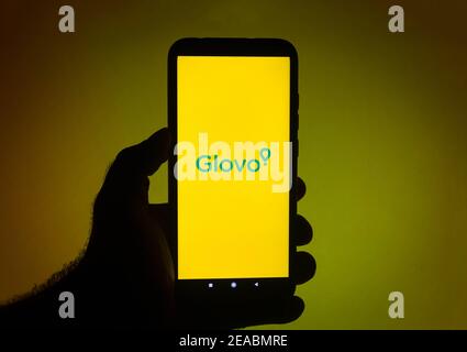 Brasilien. Februar 2021, 08th. In dieser Abbildung zeigt das Glovo Logo auf einem Smartphone-Bildschirm. Kredit: SOPA Images Limited/Alamy Live Nachrichten Stockfoto