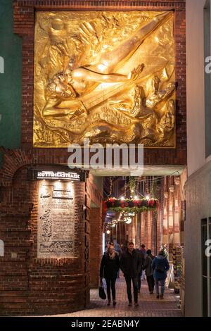 Fassadenrelief, 'der Lichtbringer' von Bernhard Hoetger, über dem Eingang zur Böttcherstraße, Bremen, Stockfoto