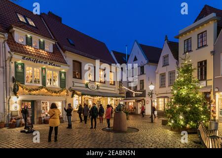 Weihnachtlich geschmückter Platz, Stavendamm, historisches Bootshaus im Schnoorviertel, Bremen, Stockfoto